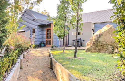 Cooma House | Montague Cottage - Your Cosy Snowy Mountains Family Retreat. Dog Friendly!