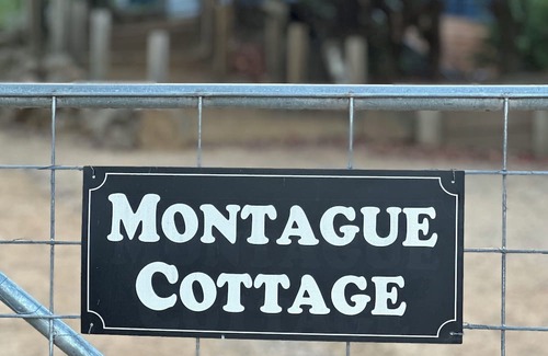 Cooma House | Montague Cottage - Your Cosy Snowy Mountains Family Retreat. Dog Friendly!