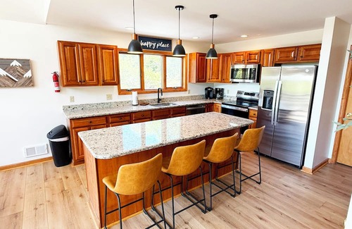 Albrightsville Ski Chalet | Lakeside Lookout Lodge - MASSIVE 6 BR Chalet w/Hot Tub Lake Beach Pool