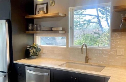 Sebastopol House | Luxe Guest Home Walk to Downtown Sebastopol