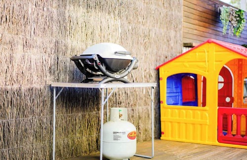Ringwood East House | Family-Friendly 2BR Home Near Eastland BBQ, Toys & Free Parking