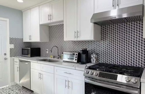 Duarte House | Central Mountain View Home near City of Hope & All