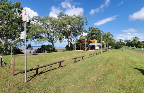 St Helens Beach House | Serene St Helens Beach affordable. Multi Families. Crabbing, fishing & relax.