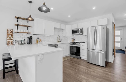 Lakeshore House | 2 bdr Belle River retreat