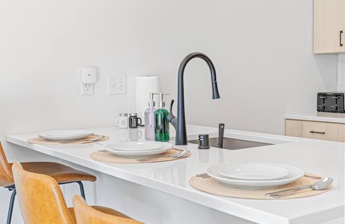 St. Anthony West Apartment | Modern 1BD Near DT & UMN | Gym | Street Parking
