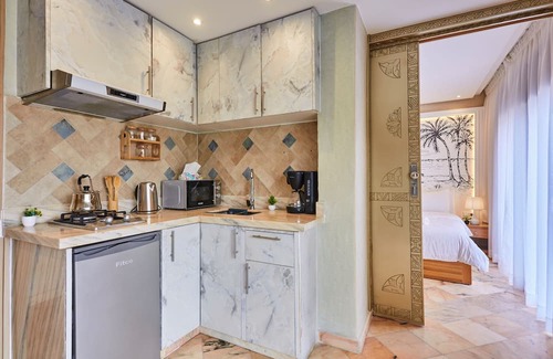 Southern Atlantic Coast Apartment | Wake to Waves: Stylish 1-Bedroom by the Shore