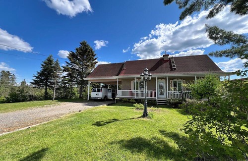 Begin House | Saguenay-Lac-Saint-Jean Getaway 3-Bedroom Holiday Cottage with Garden View