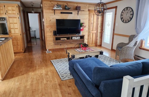 Begin House | Saguenay-Lac-Saint-Jean Getaway 3-Bedroom Holiday Cottage with Garden View