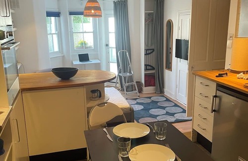 New Cross Apartment | Cosy quiet studio, with super kitchen, great park next-door, 25 mins from centre