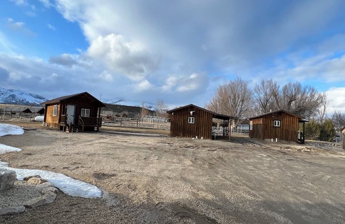 Almo Cabin | Cabin 7 at the Almo Inn near City of Rocks and Castle Rocks State Park - cozy!