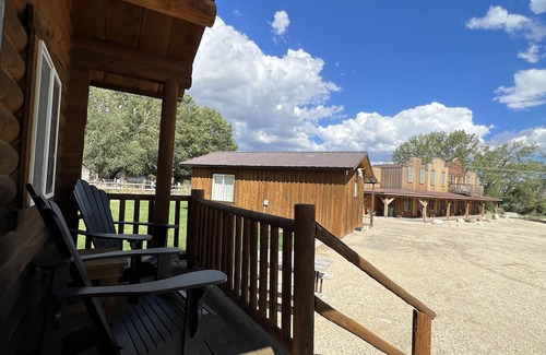 Almo Cabin | Cabin 7 at the Almo Inn near City of Rocks and Castle Rocks State Park - cozy!