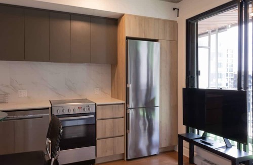 Pointe-Saint-Charles Condo | Stylish 1-bedroom condo located in vibrant Griffintown,