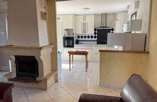 Mareil-en-Champagne Cottage | Large House with Garden, 4 Bedrooms near Le Mans
