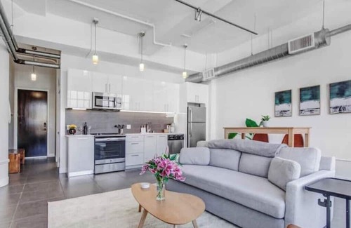 Downtown Los Angeles Condo | Your Stylish Home Away From Home In Downtown LA!