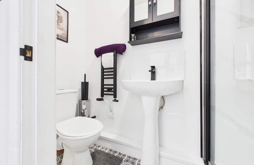 Darlington House | Montrose, 6 Bedroom Modern House