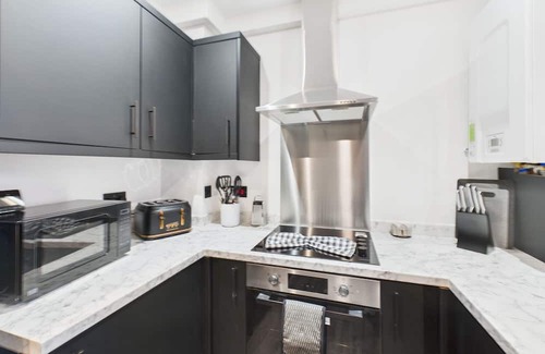 Darlington House | Montrose, 6 Bedroom Modern House