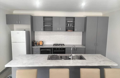 Norlane House | Modern Unit close to shops and services, public transport, the waterfront etc