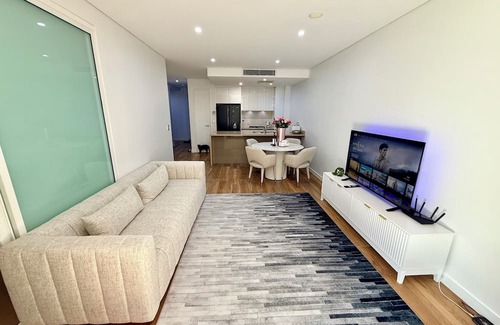 Mascot Apartment | Near airport city 2 mins to train, cafes, stores w parking