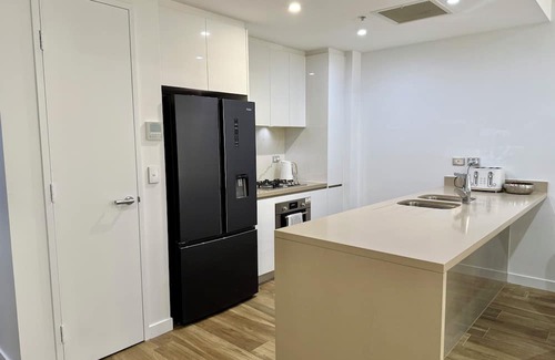 Mascot Apartment | Near airport city 2 mins to train, cafes, stores w parking