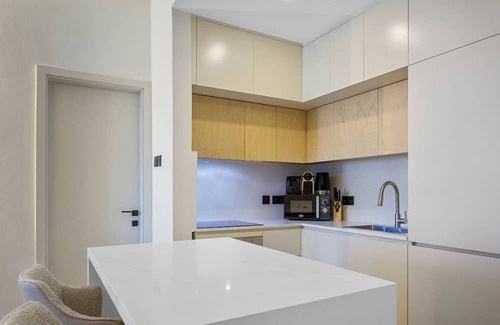 Jumeirah Lake Towers Apartment | Stylish 1 Bedroom near metro station in JLT
