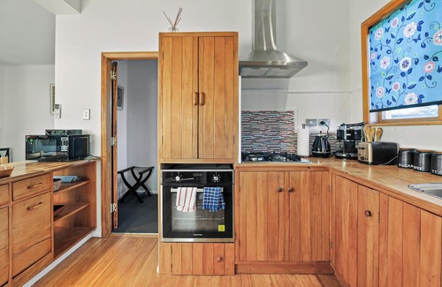 Hamilton East Cottage | Charming, central 2-bedroom cottage in superb Hamilton East near gardens & cafes