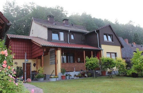 Amelith House | Vacation apartment, shower, WC, 2 bedrooms - Ferienhaus Buren-Hof