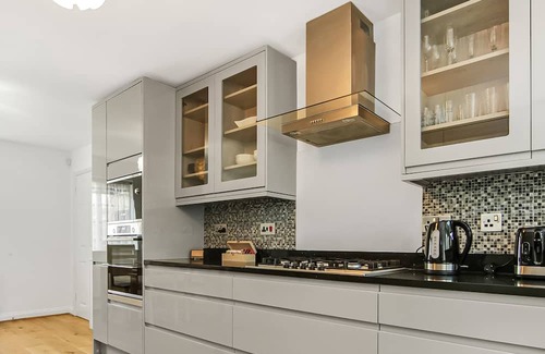 Brownswood House | Exclusive 3 bedroom House near Manor House!