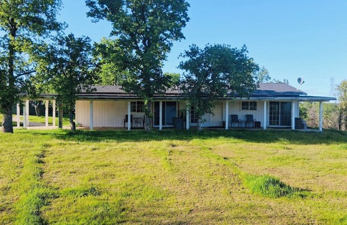 Cottonwood Apartment | #2 Relaxing Rustic Retreat studio on 21 acres in Cottonwood WiFi, AC, Yoga room