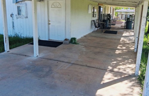 Cottonwood Apartment | #2 Relaxing Rustic Retreat studio on 21 acres in Cottonwood WiFi, AC, Yoga room