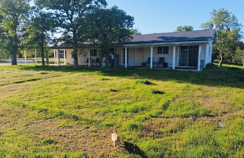 Cottonwood Apartment | #2 Relaxing Rustic Retreat studio on 21 acres in Cottonwood WiFi, AC, Yoga room