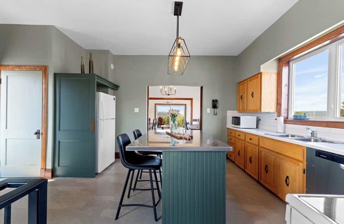 Memramcook House | Country Living Large 6 bedroom Home, newly renovated. 5 bathrooms, Amazing View.