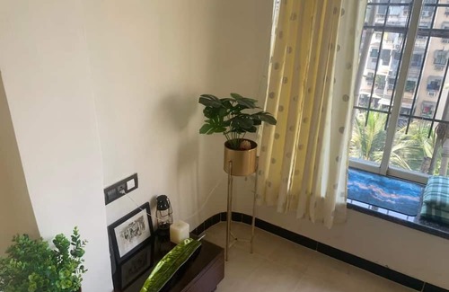 Andheri West Apartment | Cozy Top-Floor Apartment with Sea Breeze