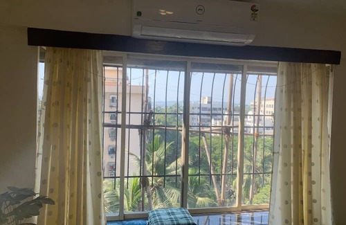 Andheri West Apartment | Cozy Top-Floor Apartment with Sea Breeze