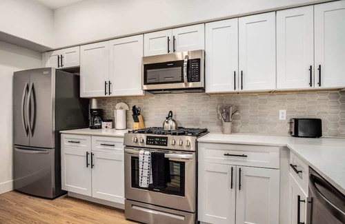Glendale Apartment | Boulevard Stays Luxe 2BR by the Stadium Pool, Parking, Gym 05