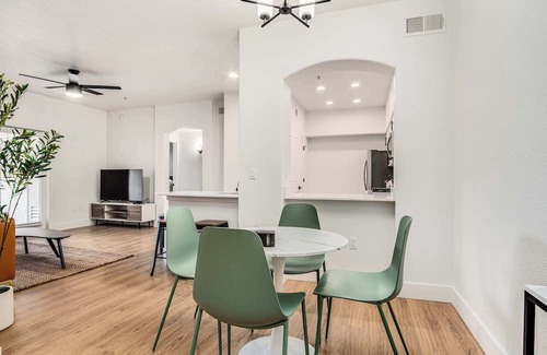 Glendale Apartment | Boulevard Stays Luxe 2BR by the Stadium Pool, Parking, Gym 05