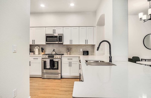 Glendale Apartment | Boulevard Stays Luxe 2BR by the Stadium Pool, Parking, Gym 05