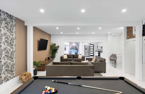 Gay Village Apartment | Spacious & Stylish Downtown Retreat |Hot Tub