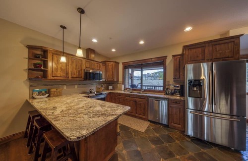 East Kootenay Apartment | Timberstone Ski-In/Ski-Out Retreat with Hot Tub