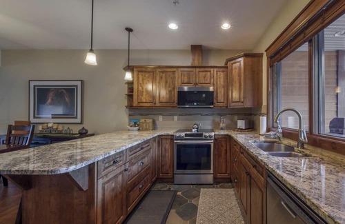 East Kootenay Apartment | Timberstone Ski-In/Ski-Out Retreat with Hot Tub