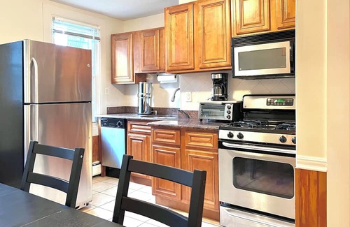 Historic Downtown Apartment | Beautiful large apartment, fast commute to NYC, Laundry, Parks!