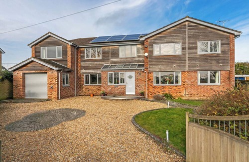 Broughton House | Perfect family getaway in the stunning Test Valley with a swimming pool!