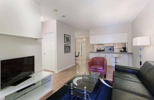 Bay Street Corridor Apartment | 2 Bedroom/1 Bathroom Jr. Suite