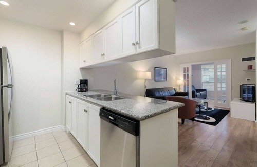 Bay Street Corridor Apartment | 2 Bedroom/1 Bathroom Jr. Suite