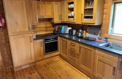 Llanbedr Cabin | Luxury 3 bedroom, 3 bathroom lodge with hot tub