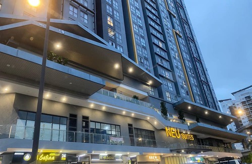 Kuala Lumpur Apartment | Serviced Residence with pool & rooftop access, KLCC and mountain views