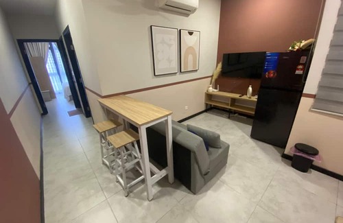 Kuala Lumpur Apartment | Serviced Residence with pool & rooftop access, KLCC and mountain views
