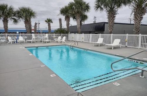 Atlantic Beach Apartment | Island Inn of Atlantic Beach - King Suite Unit 306