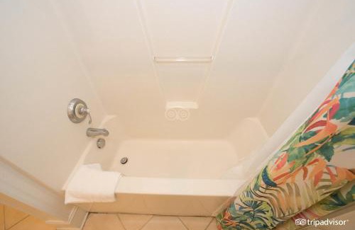 Atlantic Beach Apartment | Island Inn of Atlantic Beach - King Suite Unit 306