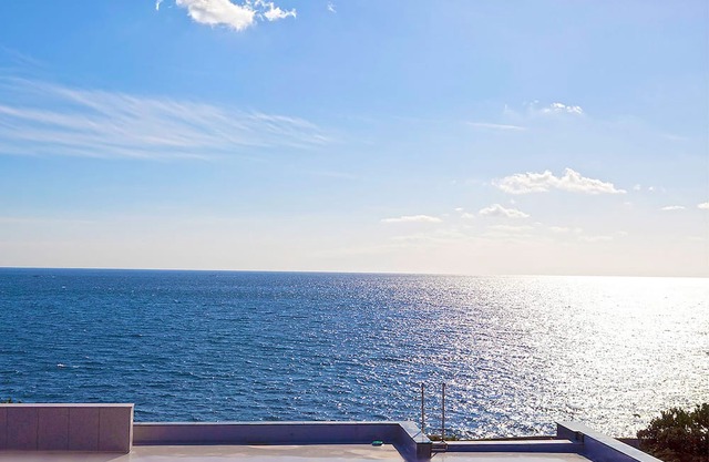 Orojeju : The attentive studio devoted to the basics with majestic ocean view
