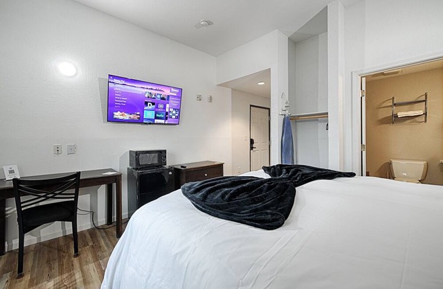 Hotel Dilley Grand Queen Bed